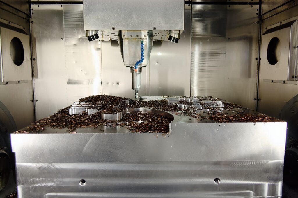 CNC stroj izdeluje orodje za injekcijsko brizganje plastike