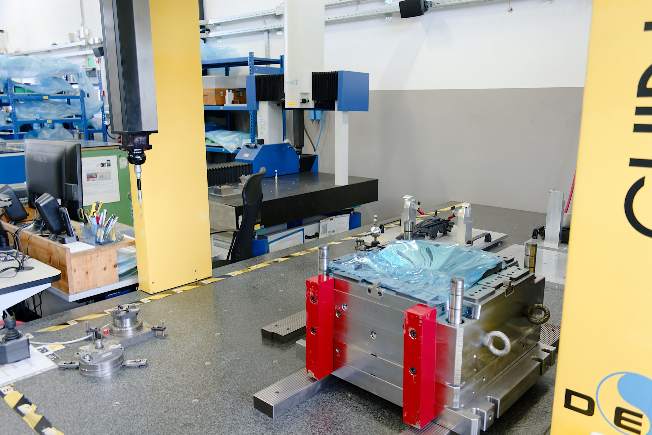 Orodje za injekcijsko brizganje plastike in naprava za merjenje