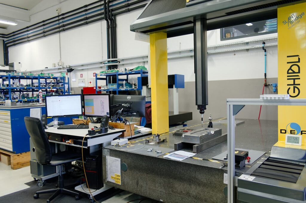 Stroj za kontrolo orodja za injekcijsko brizganje plastike