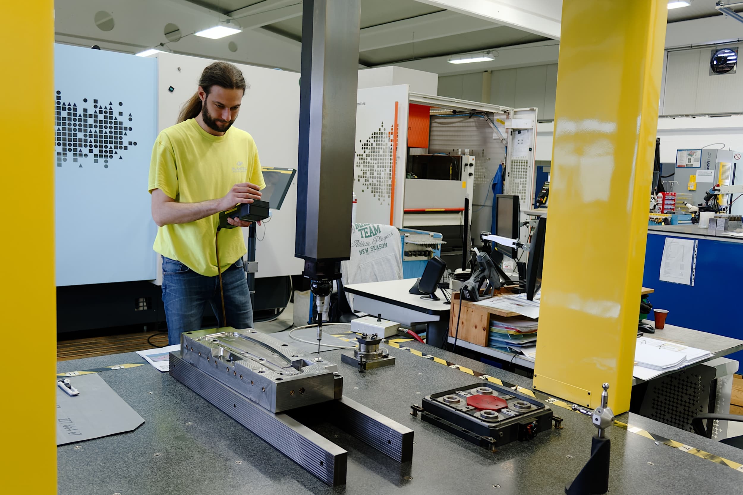 Zaposleni meri orodje