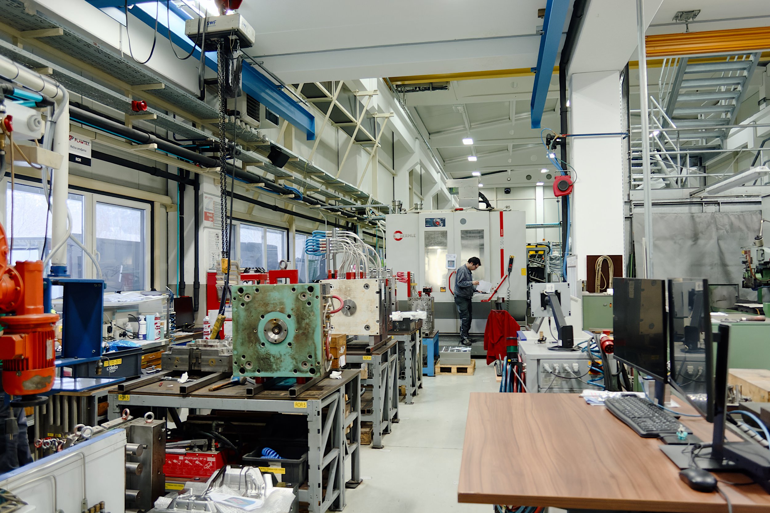 Zaposelni pred CNC strojem v orodjarni