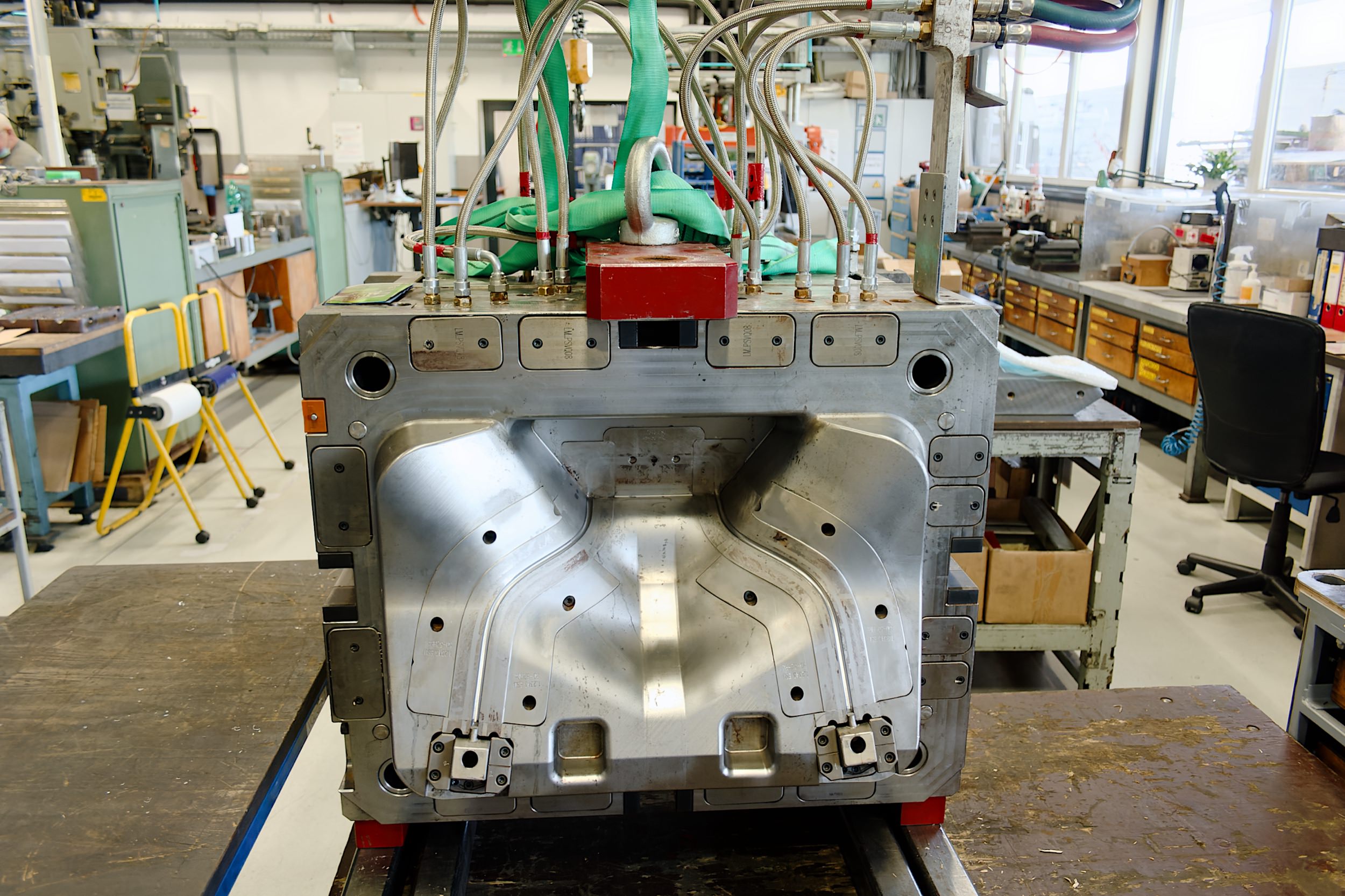 Orodje za injekcijsko brizganje plastike