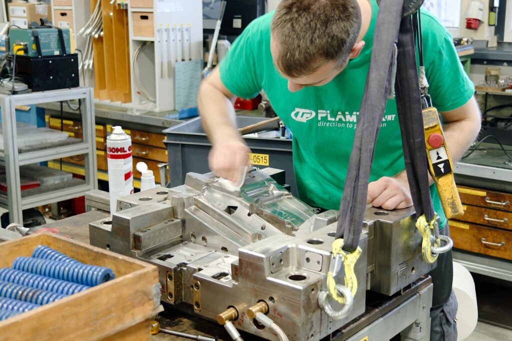 Zaposelni pripravlja orodje za Injekcijsko brizganje plastike