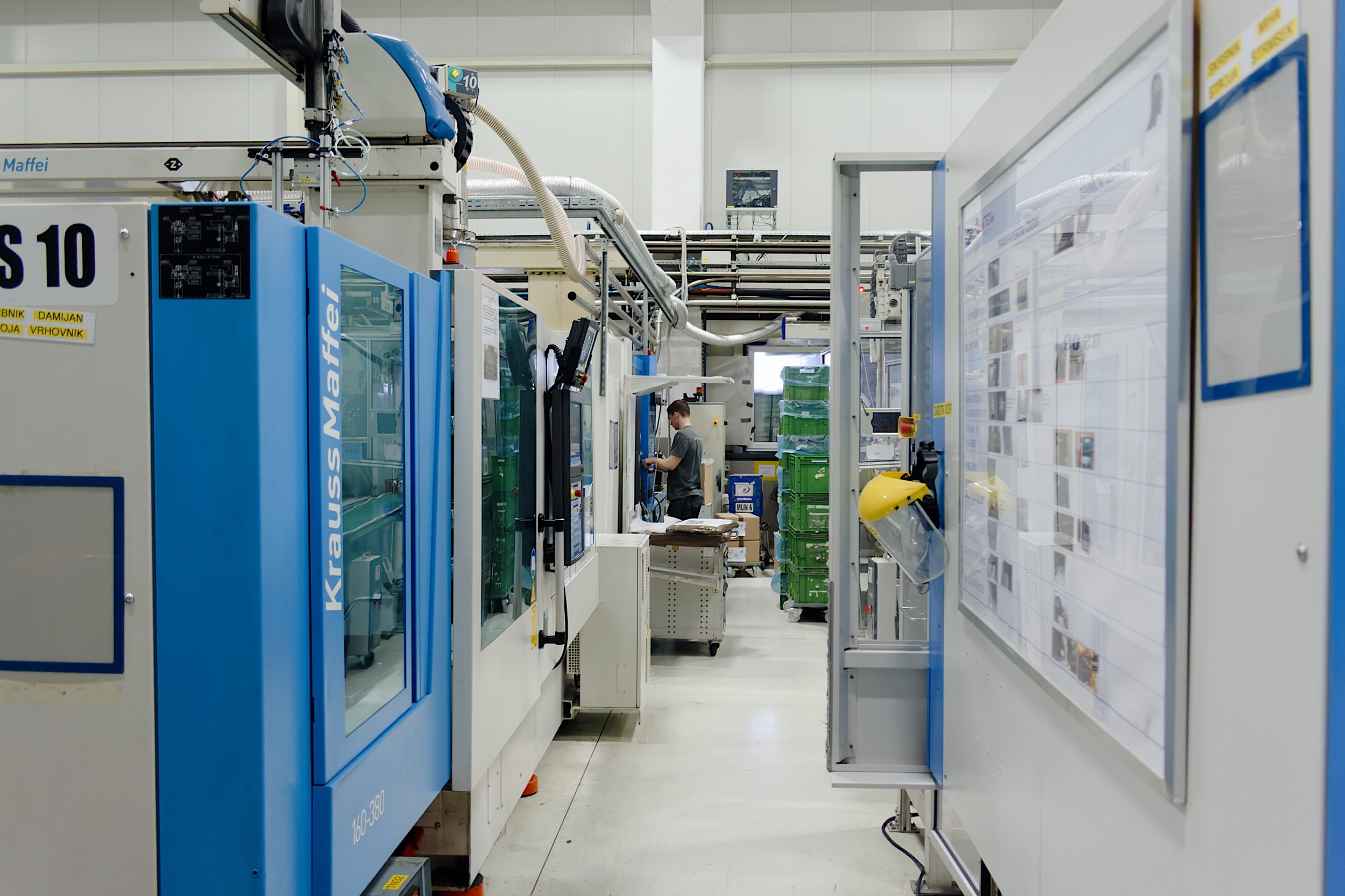 Delavec med stroji za injekcijsko brizganje plastike