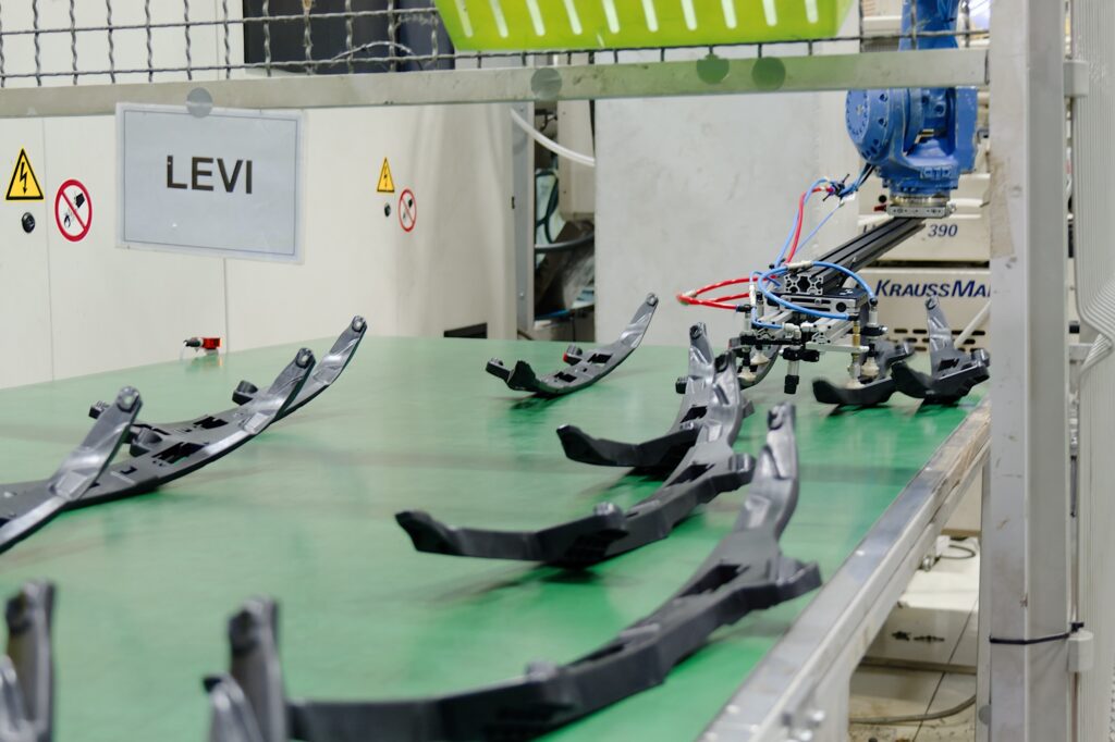 Plastični izdelki na traku