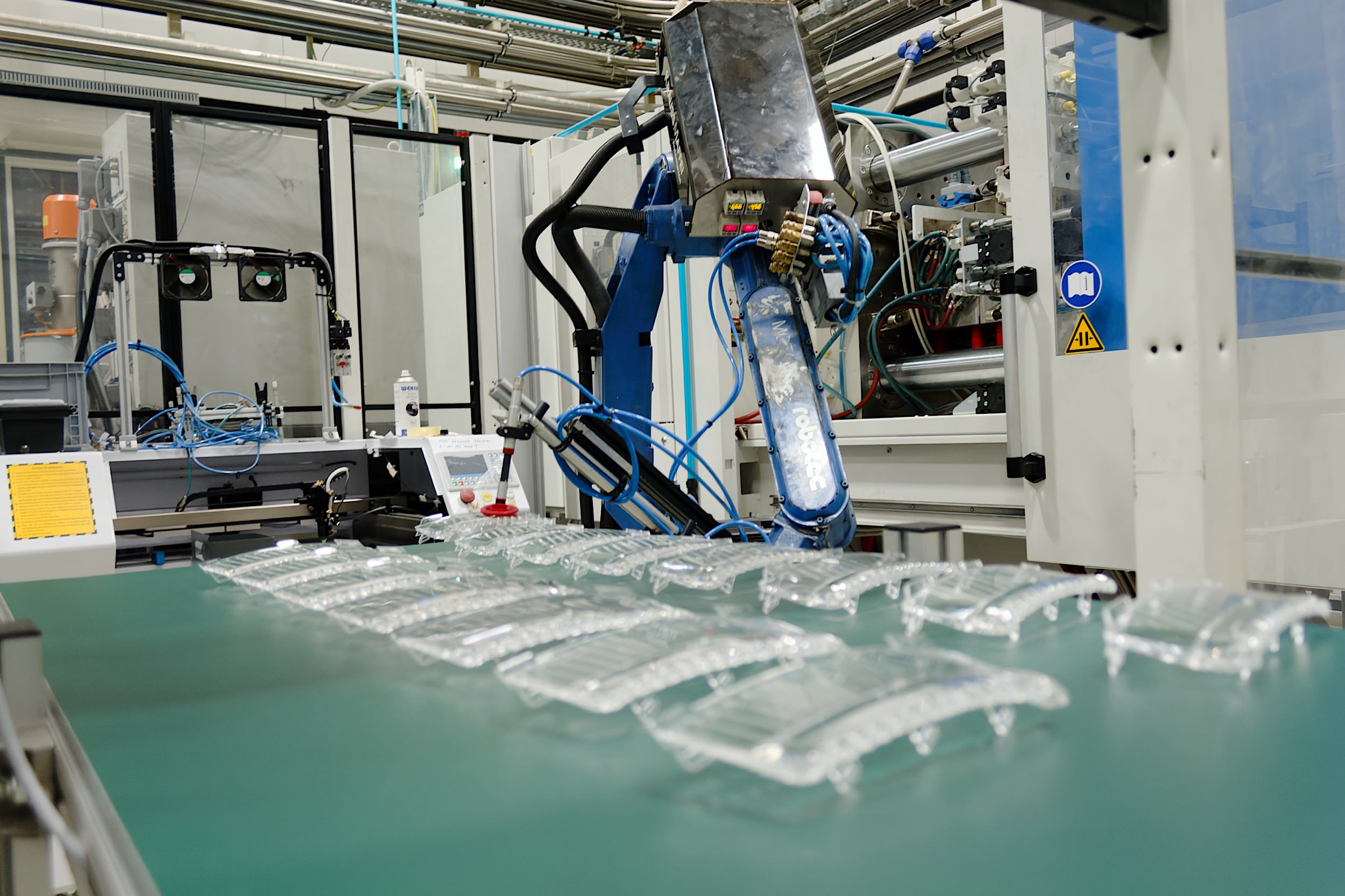 Robotska roka suši trasparentne plastične izdelke v prozvodnji