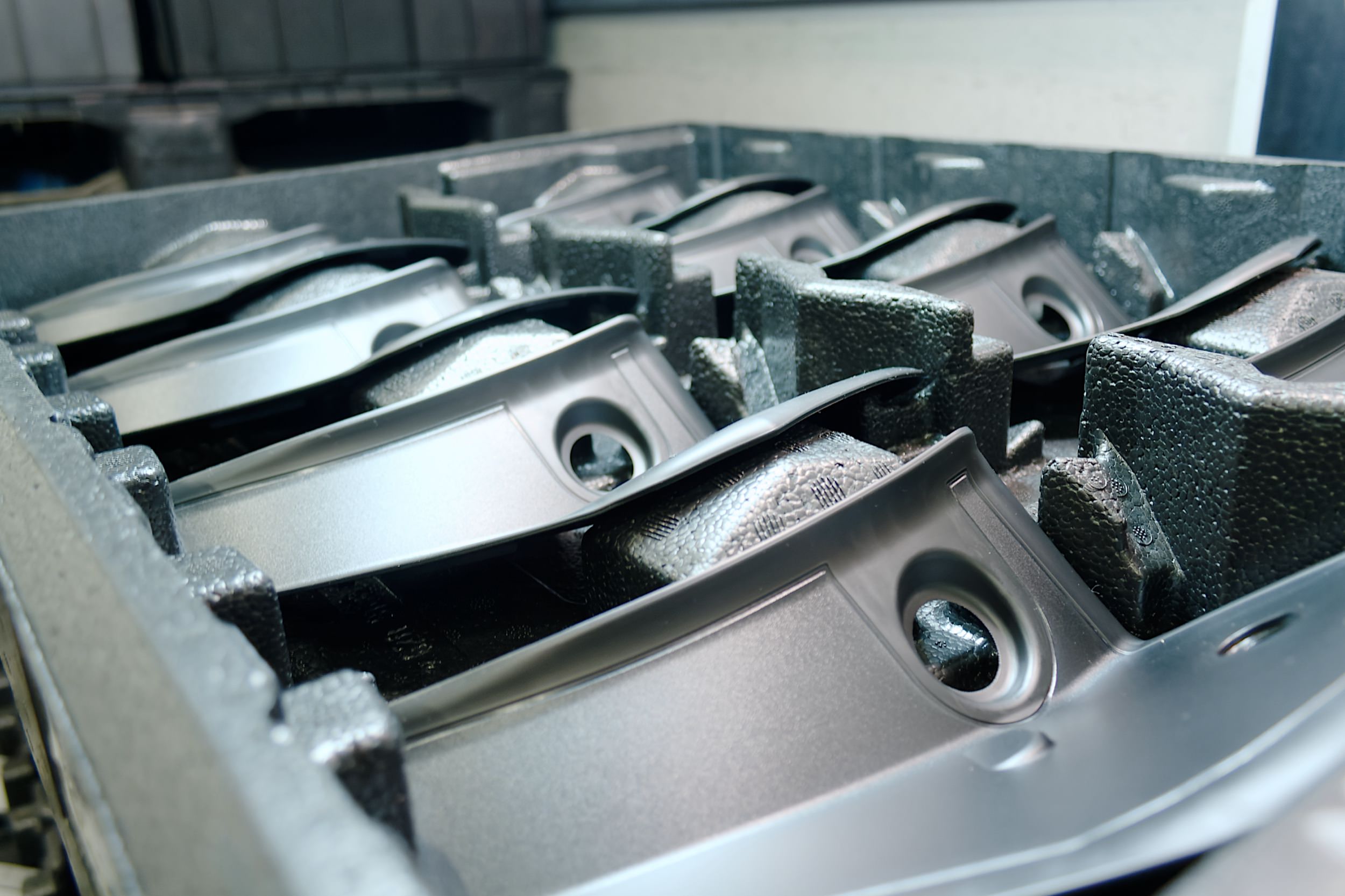 Izdelki iz brigane plastike v transportni embalaži